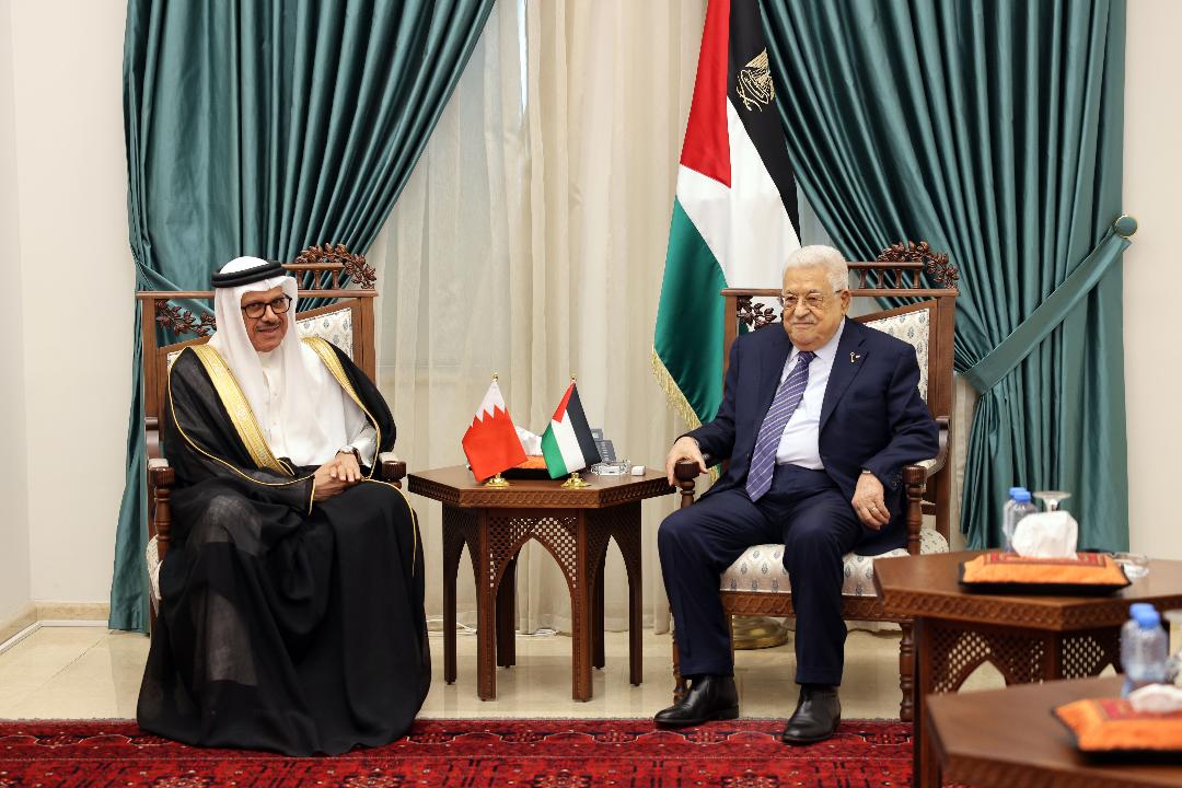 الرئيس خلال لقائه وزير خارجية البحرين عبد اللطيف بن راشد الزياني (تصوير: ثائر غنايم)